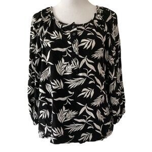 LOFT medium top black and white tropical leaves scoop neckline